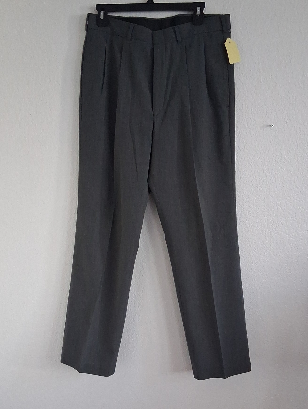 Farah Men's Charcoal Gray Pleated Dress Pants